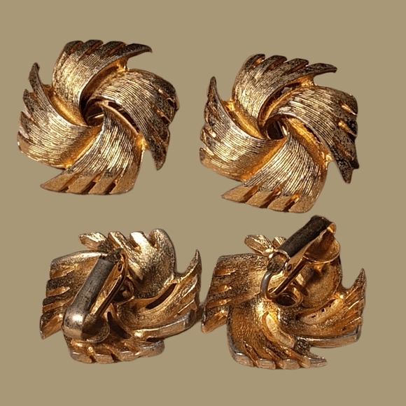 Vintage 80s Chunky Statement Goldtone Clip-on Earrings Bundle Monet et al. - Picture 5 of 6